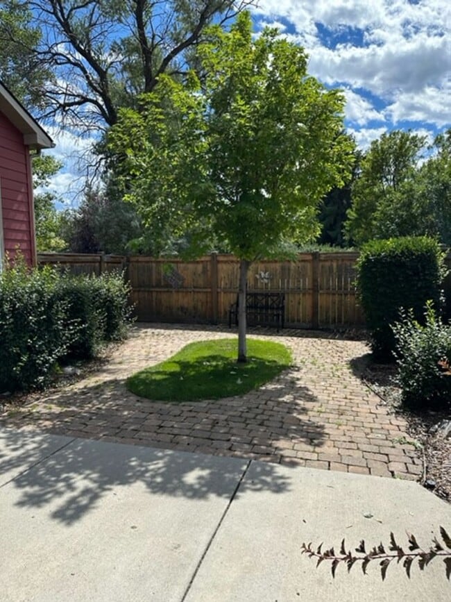 Building Photo - Great shorter lease opportunity in a Beaut...