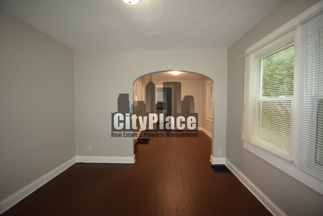 Building Photo - 925 N Gladstone Ave