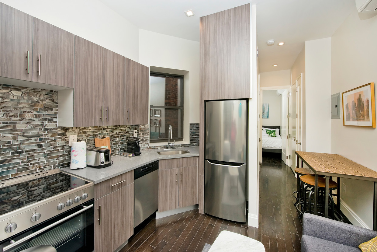 Foto principal - 417 E 60th St