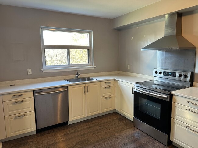 Building Photo - 1033 Ravine Rd