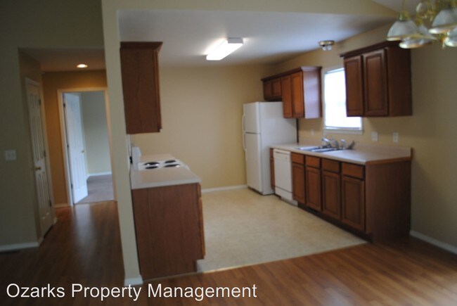 Building Photo - 420 Woodland Dr E
