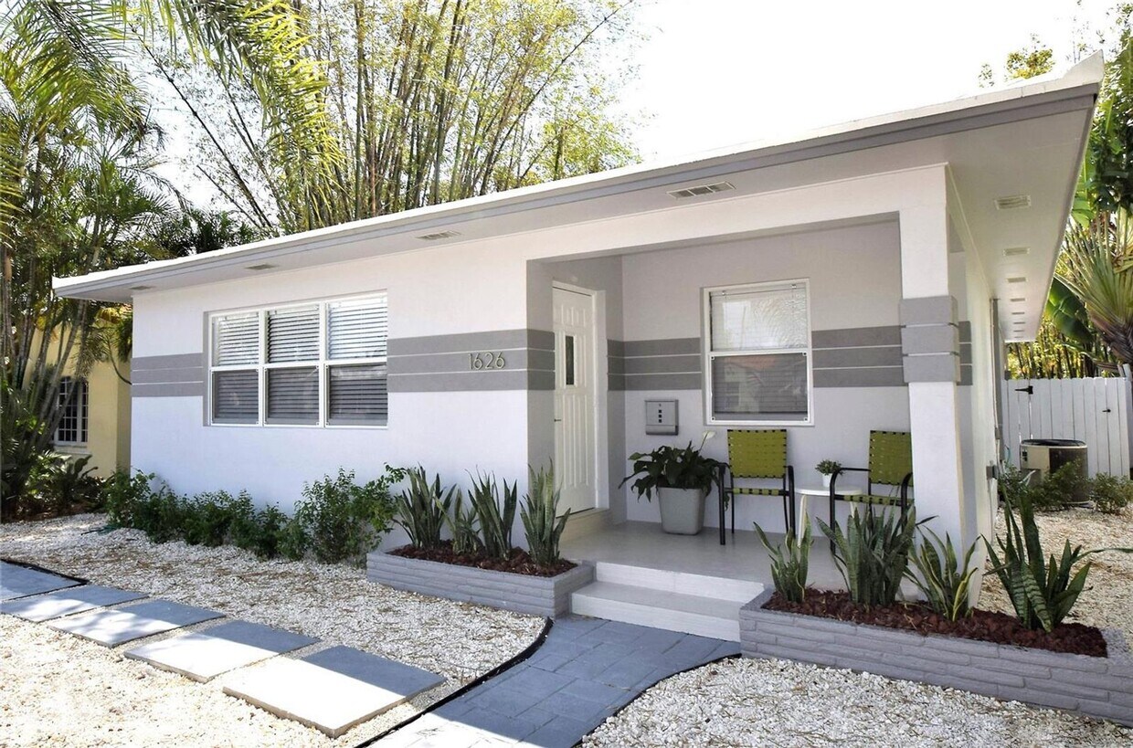 Primary Photo - Stunning Hollywood Home