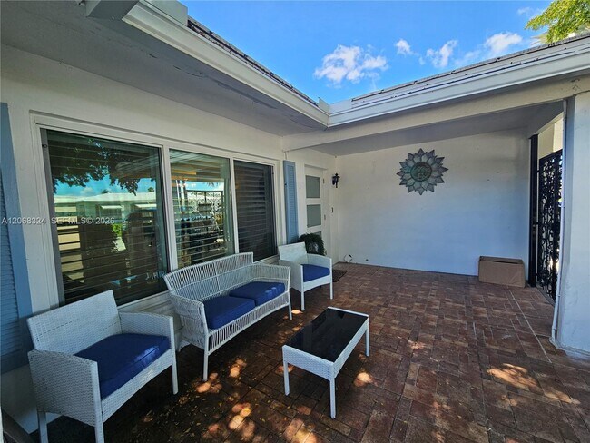 Foto del edificio - 2661 NW 4th Ave
