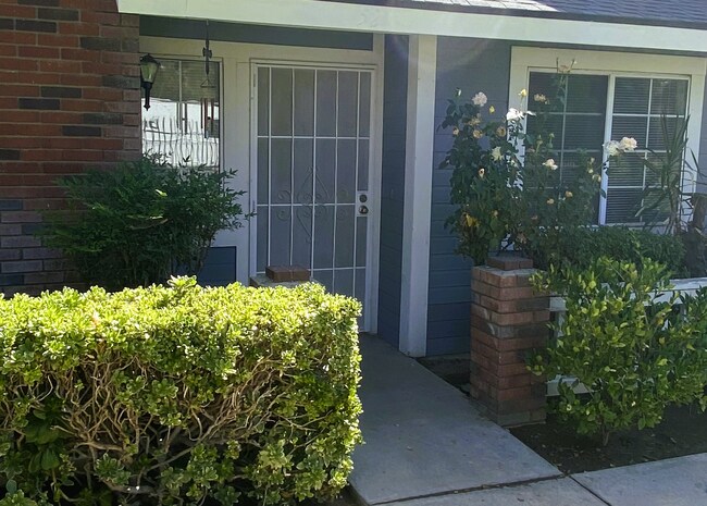 Foto del edificio - Newly Renovated Condo - In Beautiful Gated Community!