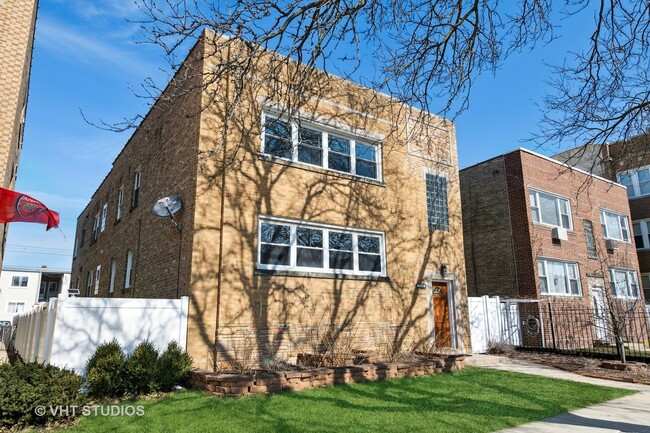 Front of building - 2642 W Farragut Ave