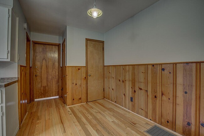 Building Photo - 2404 Carlisle Ave