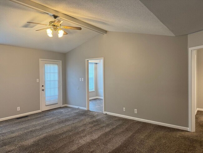 Foto del edificio - 3 Bed/2 Bath home 1 car garage, Fenced in yard. 10 Min from Gate 1!