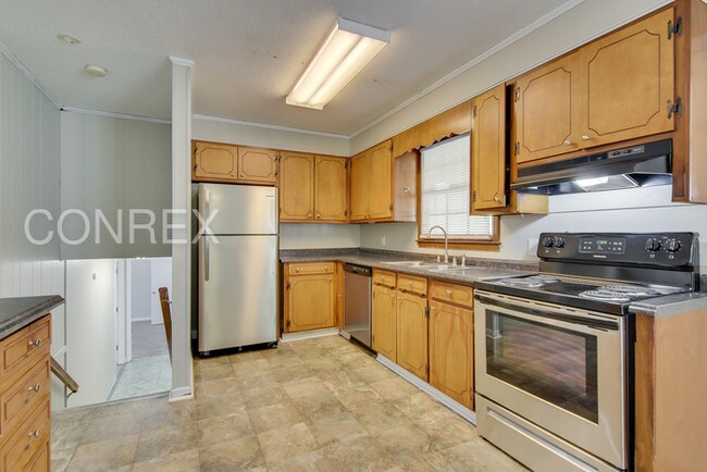 Building Photo - Newly Renovated Conrex Home!