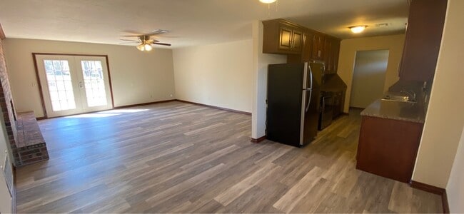 Building Photo - 9521 D J L Dr