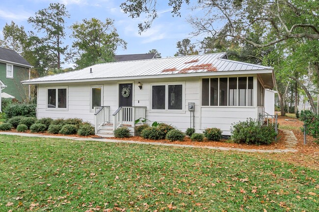 Building Photo - Charming Summerville Home