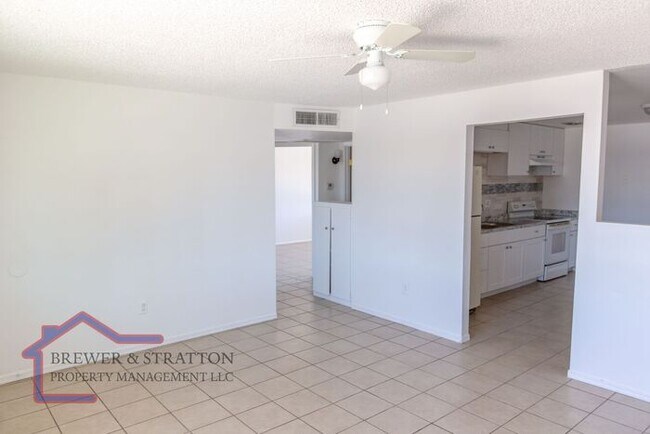 Building Photo - Move In Ready 3 Bed off of 75th. Ave. & Th...