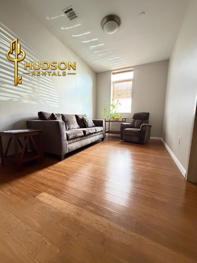 50 Oak St 102 - 30 Oak St