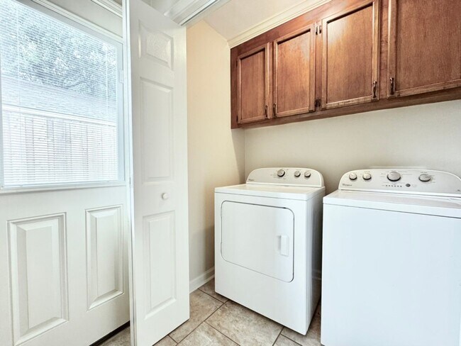 Foto del edificio - 2 Bedroom in Parkview Oaks off Old Jeffers...