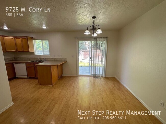 Building Photo - 3 Bed 2 Bath Townhome - NO SECURITY DEPOSI...