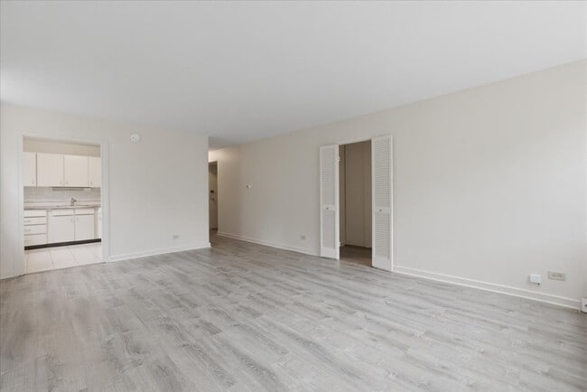 Building Photo - 253 E Delaware Pl