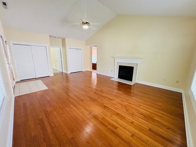 Building Photo - 3 Bedroom 2.5 Bath Townhouse with 2 Car De...