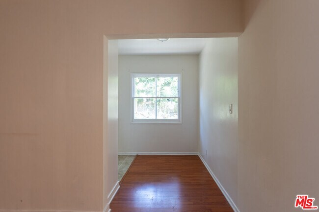 Foto del edificio - 1316 1/4 S Barrington Ave-1316