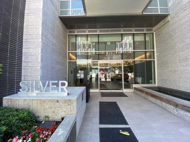 Photo du bâtiment - 6333 Silver Av