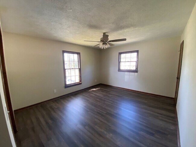 Foto del edificio - 1029 Crestwood Dr