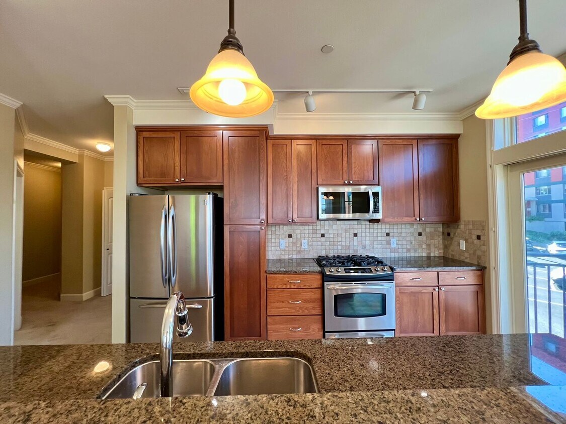 Foto principal - Spacious 2 Bedroom Condo in Fairhaven!