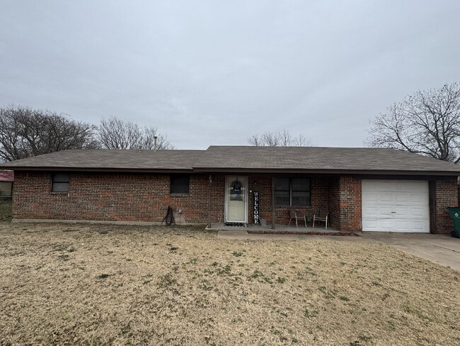 Building Photo - 3 bedroom 2 bath brick home with great yard!