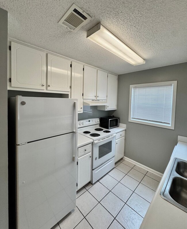 Building Photo - 142 Commons Dr