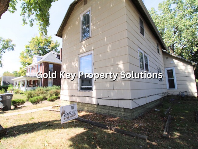 Building Photo - Oversized 3 BR 1 BA House with Partially F...