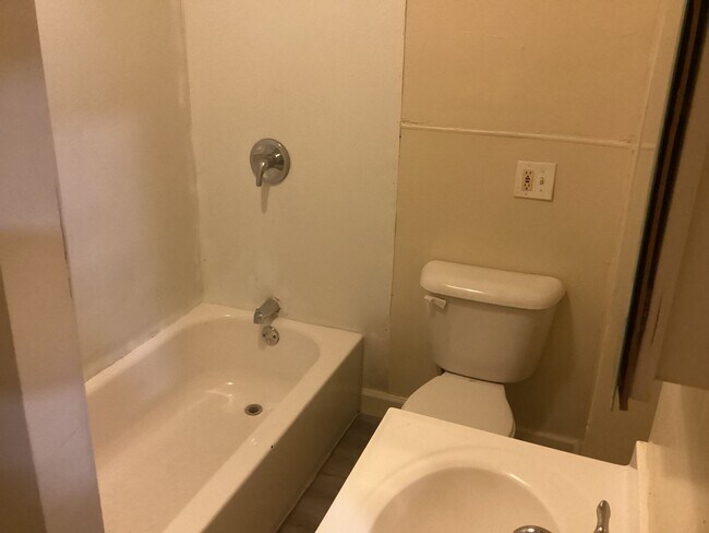 Foto del edificio - 3 bedroom single family home with detached...