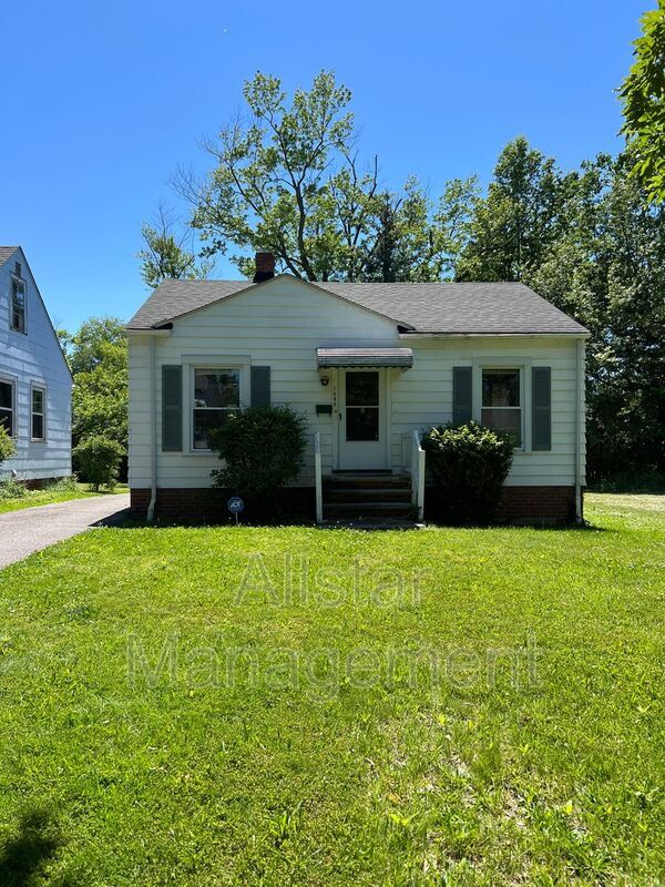 Building Photo - 1480 E 196th St