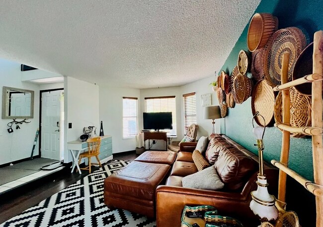 Foto del edificio - Room in a large shared home, great neighborhood, friendly roommates!
