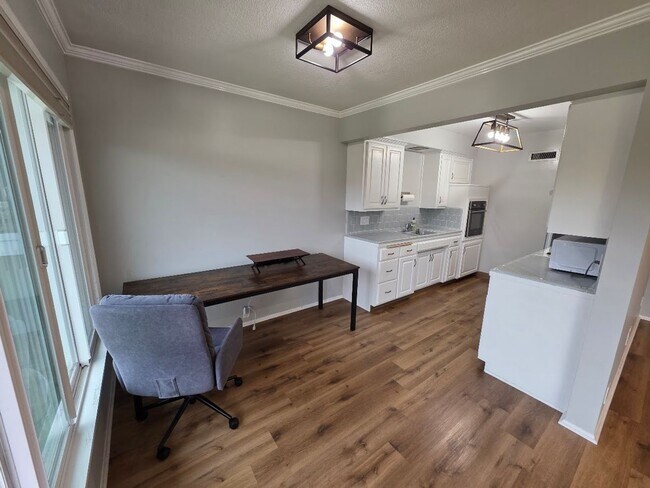Foto del edificio - UPPER 1BD/1BA CONDO WITH GARAGE AND COMMON...