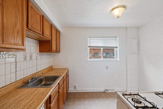Building Photo - 4936 Caroline Dr