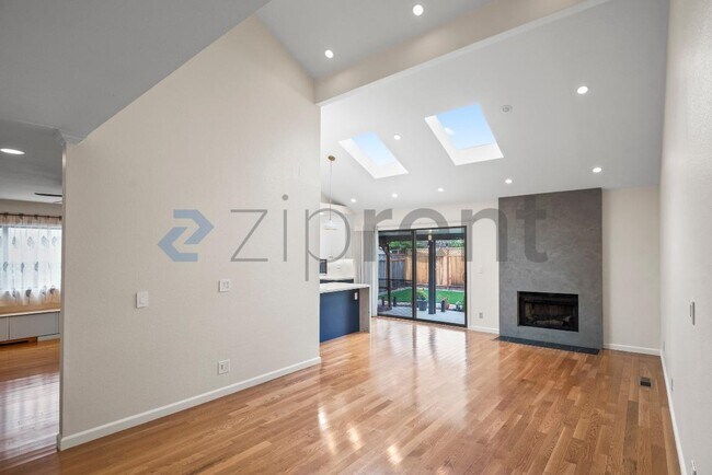 Foto del edificio - 4484 George Oaks Dr