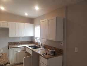 Building Photo - 2504 Flower Dr