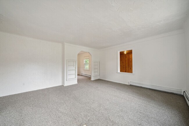 Building Photo - $1,600./month - 3 Bed 1 Bath