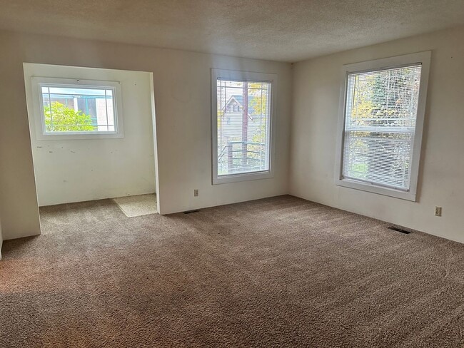 Building Photo - Great 5 Bedroom + 2 Bath House with Flexib...