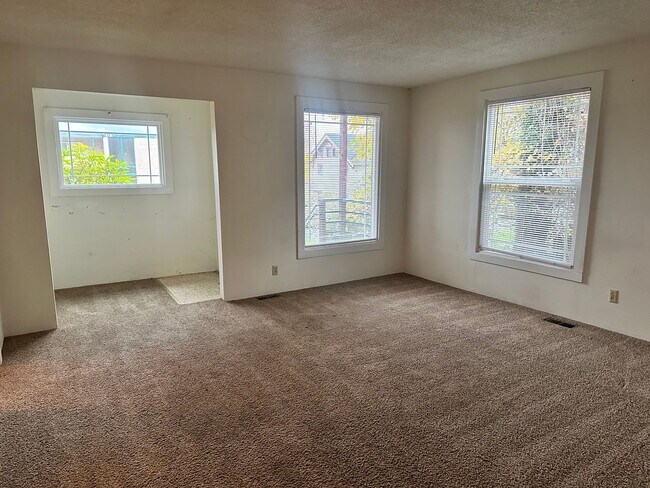 Foto del edificio - Great 5 Bedroom + 2 Bath House with Flexib...