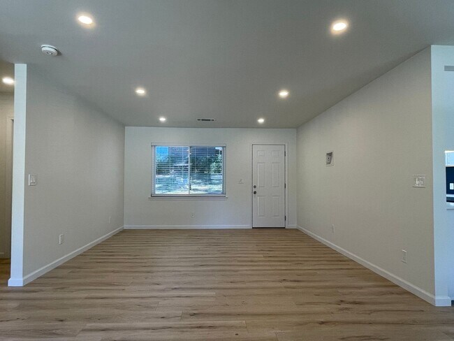 Foto del edificio - Gorgeous FULLY REMODELED 3 Bedroom/2Bath