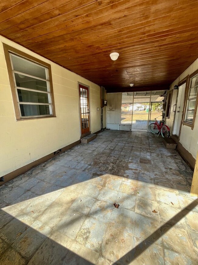 Building Photo - Cute 2BR/1BA Zephyrhills Duplex NO APPLICATION FEE!