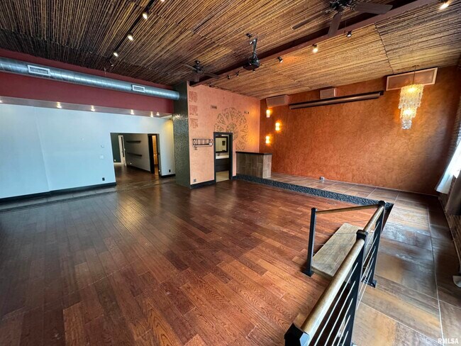 Building Photo - 330 S Main St