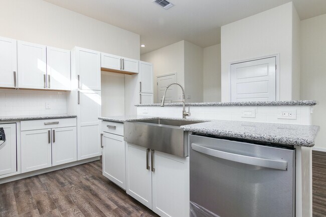 Building Photo - 1618 Dakota Street, Unit 102