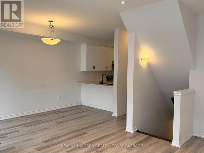 Photo du bâtiment - 461 Blackburn Dr