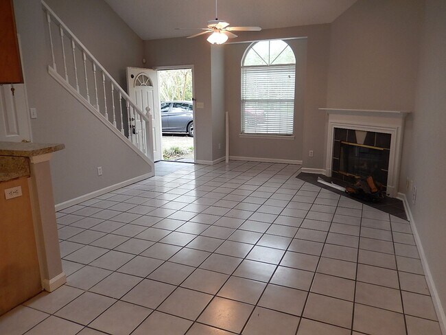 Foto del edificio - NICE 3/2 w/ Fireplace, Washer/Dryer, Vault...