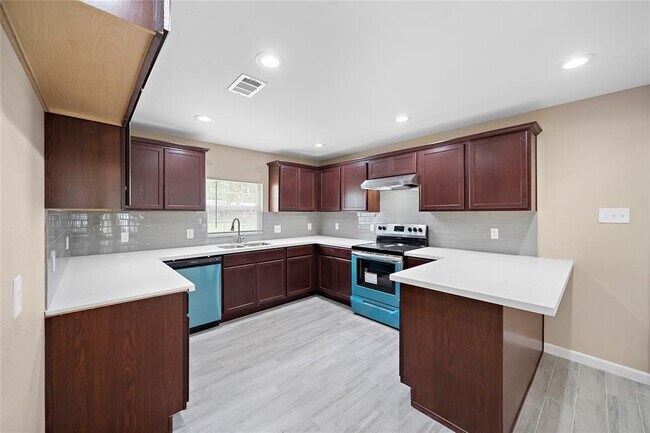 Building Photo - 305 Holly Dr