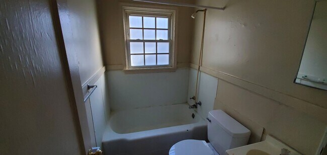 Foto del edificio - 2 Bedroom 1 Bathroom Duplex!