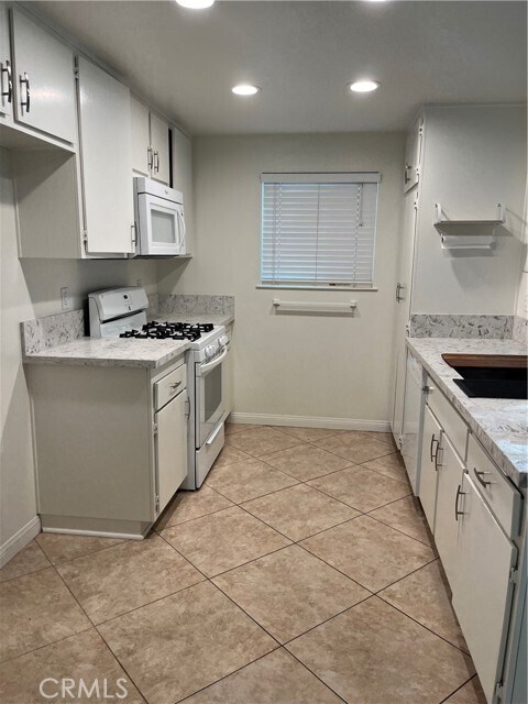 Building Photo - 13036 Raintree Pl