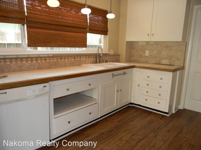 Building Photo - 5 br, 2 bath House - 352 S Pine ST