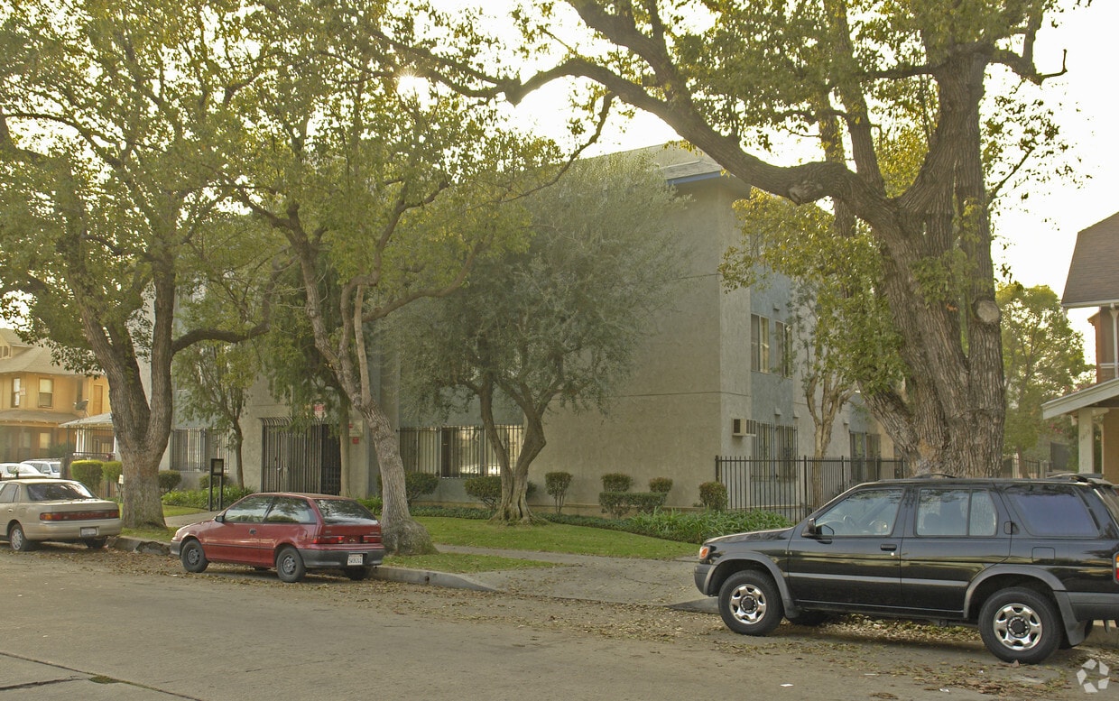 Building Photo - 1823 S St Andrews Pl