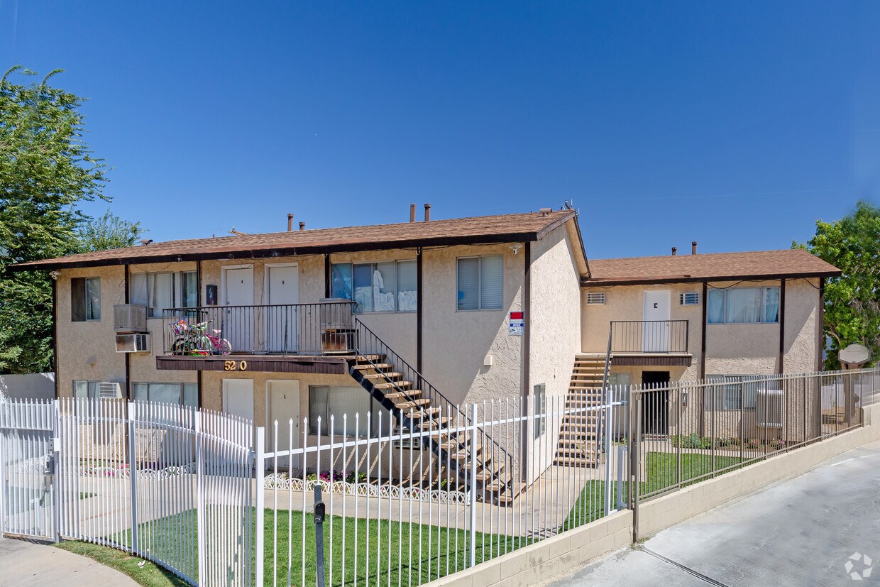 520 E Avenue Q4, Palmdale, CA 93550 Apartments in Palmdale, CA