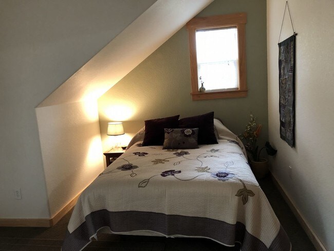 Building Photo - 642 NW Morelock 2